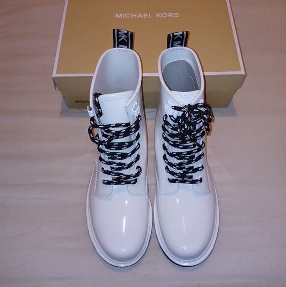 Michael Kors Tavie Rainboot - Picture 2 of 7